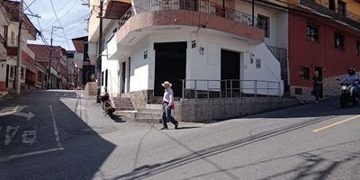 Tenemos para ti este excelente local! ideal para tu empresa o negocio, rodeado de comercio activo, permite acceder a una amplia variedad de oferta comercial, ubicado en la Estrella, con muy buen alto flujo de personas, buenas rutas de acceso, excelente ubicacion, con facilidad de acceso, muy buena iluminacion y un espacio acogedor, que esperas para conocerlo?