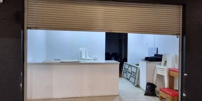 Codigo 22775. Local en arriendo ubicado en Sabaneta sector Avenida El PobladoCerca a éxito Aves Maria y Avenida El Poblado.Local con una altura de 2.5 metros.Cuenta con: Persiana enrollable, Baños comunes, Altura de puerta: 2.5 metros, Número de ascensores: 2 y con pisos de cerámica.