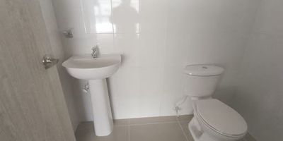 Local comercial en arriendo en Bello. 
No dejes pasar esta oportunidad de expandir tu marca en este amplio local, cuenta con dos parqueaderos y dos cuartos utiles, se ubica frente cerca al centro comercial Puerta Del Norte, en un mall donde operan marcas de prestigio y posicion, esta listo para que lo adecues a tu gusto, no esperes mas para llamarnos y ubicar tu empresa en este privilegiado inmueble.