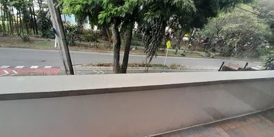 Ubicado en un buen punto, cerca a la universidad pontifica bolivariana, con buenos espacio para ti que buscas emprender o ampliar tu negocio en nuevos sectores como laureles, transporte publico cercano.
si deseas mas informacion contactanos.