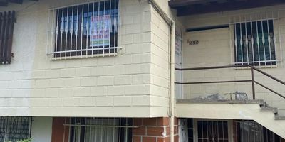 Se encuentra casa para arrendar en Rionegro, sector los Sauces:
5 habitaciones, 2 banos, sala comedor, cocina semi integral, patio, 
estudio