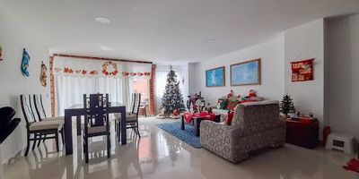 Apartamento en arriendo ubicado en el barrio Mesa, Envigado. Este inmueble se encuentra en un edificio con ascensor y cámaras de seguridad. No tiene poniente y goza de una excelente ubicación cercana a colegios, supermercados e iglesias. Construido hace 9 años, el apartamento ofrece espacios amplios y generosos, así como una buena iluminación y ventilación natural. Además, cuenta con una conveniente ruta de transporte público.