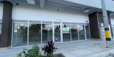 Se arrienda local comercial de 26 m2, ideal para iniciar o expandir tu negocio, ubicado en la unidad residencial Pinares, sobre la vía El Tranvía, a tan solo 2,4 km de La Variante y 3 km del Centro Comercial San Nicolás. Este local hace parte de un conjunto de 14 locales construidos en sistema tradicional, con excelente visibilidad al estar ubicado en la fachada frontal del proyecto, conformado por 232 apartamentos, lo que garantiza una amplia exposición a residentes y visitantes. Cuenta con acceso a parqueadero para visitantes, alto tránsito vehicular y peatonal, y una ubicación privilegiada en una zona en crecimiento y valorización constante. Código del inmueble 893-3417