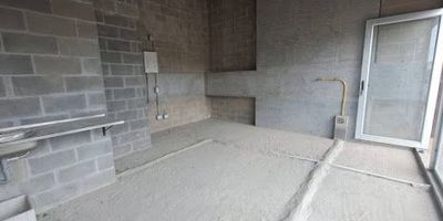 Local comercial ideal para tu negocio  en Rionegro ,Cuenta con 24 mts , hace parte de la unidad de apartamentos pinares , ubicado en la vía el tranvía a tan solo 2,4 km de La Variante y a 3 km del Centro Comercial San Nicolás, con una ubicación  privilegiada y estratégica para tu negocio , son 14 locales en construccion tradicional , acceso a parqueadero para visitantes , excelente ubicación en la fachada frontal de este proyecto conformado con 232 apartamentos  , cuenta con excelente visibilidad , cód. 893-3422