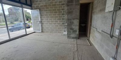 Locales comerciales Rionegro, hace parte de la unidad de apartamentos pinares , área 26m2 ubicado en la vía el tranvía a tan solo 2,4 km de La Variante y a 3 km del Centro Comercial San Nicolás, con una ubicación  privilegiada y estratégica para tu negocio , acceso a parqueadero para visitantes , excelente ubicación en la fachada frontal de este proyecto, ideal para todo tipo de negocio como restaurantes, droguerías, ferreterías, supermercados, tiendas de mascotas, barberías, peluquerías, spa de uñas. cód. 893-3421