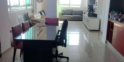 Hermoso PENTHOUSE en VENTA O PERMUTO. Ubicado en sector Olaya, consta de 200 mts. 100 mts abajo y 100 mts arriba. Tiene 4 habitaciones, sala comedor, cocina, área de labores, balcón, 3 baños, escaleras, vestier en alcoba principal, vigilancia. Queda en vía principal, vista panorámica, cera de sombra. SE ESCUCHA OFERTA. QUINTO PISO SIN ASCENSOR.