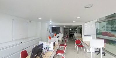 Local con gran potencial gracias a su estratégica ubicación, a solo dos cuadras del parque principal de Rionegro, Antioquia. Con un entorno comercial destacado, doble altura y mezanine, es ideal para actividades como litografía, agencia de publicidad, papelería, spa, confecciones, entre otros. Su posición central en un sector comercial lo convierte en una opción interesante para diversos negocios.