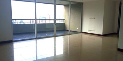 Apartamento en arriendo en unidad cerrada con facil acceso por la principal y cerca a servicios complementarios de centros comerciales. Calle tranquila, de poco flujo vehicular y transito de solo residentes. Piso en marmol, sala comedor, 2 alcobas con baño en cada una, cocina integral cerrada, alcoba y baño de servicio, balcon y parqueaderos. Gym, parque infantil, amplias zonas verdes, vigilancia 24 horas, citofonia y circuito cerrado de tv. *Inmuebles sujetos a verificación de disponibilidad.*