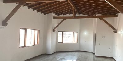 Se arrienda local comercial de 80 m² en el centro de Rionegro, Antioquia. Ubicado estratégicamente en el barrio EL PORVENIR, este local en el primer piso cuenta con 1 baño y ofrece un espacio ideal para su negocio. Su excelente ubicación facilita el acceso y la visibilidad para clientes en esta activa zona comercial. El canon de arriendo es de $2,500,000. Para conocer más detalles o coordinar una visita, por favor, use las opciones de whatsapp, quiero que me contacten o ver teléfonos.