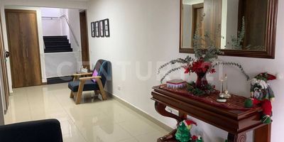 Casa Campestre en Unidad cerrada en sector reconocido del Retiro, con un área de terreno 3.000 m2 y una área de construcción de 200 m2 totalmente remodelada con muy buenos acabados, muy buena iluminación natural, con generosos espacios distribuidos estratégicamente, cocina al estilo americano, sala, comedor, alcoba de servicio más baño, 3 habitaciones completas, 3 baños cabinados, zona de ropas, oficina, sala de star, desk, terraza, garaje descubierto para 8 carros. Cuenta con todos los servicios públicos agua propia de la parcelación, gas por pipeta, energía de EPM e internet.

Este lugar tiene una excelente vista panorámica, amplias zonas verdes con arboles frutales, zonas campestres, jardines, un invernadero donde podrás cuidar de tus plantas.

En esta propiedad tendrás independencia y tranquilidad que generan sus espacios.

Se encuentra a solo 25 minutos del aeropuerto JMC y tan solo a 40 minutos de la Ciudad de Medellín, con gran cercanía a servicios de salud de alta complejidad, servicios bancarios, transporte público, colegios, gimnasios, supermercados, Mall y centros comerciales reconocidos.