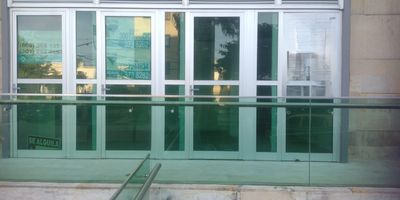 Local en ARRIENDO ubicado en sector de SAN VICENTE dentro de complejo médico. Consta de 18 mts. No tiene parqueadero ni baños debido a que hacen parte dentro del mismo complejo médico. Vigilancia.