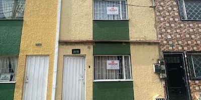 Casa de tres pisos iluminada, ubicado en el noroccidente de bogotá, en  el  barrio  Villas  de  Granada,  cómodas vías de acceso como la calle 80, y calle 72, cerca de centros comerciales como centro comercial portal 80 y diver plaza, al parque de villas de granada, esta distribuida de la siguiente forma, primer piso, sala y comedor en ambientes diferentes, cocina integral, baño auxiliar y patio. Segundo piso, dos alcobas una con closet y un baño,  en el tercer piso dos alcobas, una con closet, y un baño, hay  calentador a gas.