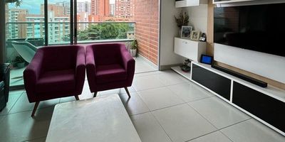 Apartamento en arriendo en unidad cerrada fácil acceso desde la principal, cerca a centros comerciales, consumo y rutas de transporte publico. Entorno muy campestre rodeado de arboles nativos y guaduales. Piso en ceamica y madera, sala comedor, 3 alcobas con baño en la principal, jacuzzi, cocina integral abierta tipo americano, balcon y parqueaderos cubiertos. Piscina, gym, salon social, parque infantil, placa polideportiva, cancha de squash, vigilancia 24 horas, citofonia y circuito cerrado de tv. *Inmuebles sujetos a verificación de disponibilidad.*