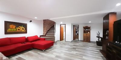 Casa ubicada en Loma del Bosque con zona verde y BBQ para asados. La unidad cuenta con piscina, juegos infantiles, placa polideportiva, baños y salón social. Está cerca de la vía principal Transversal Intermedia, del Mall Terracina, Mall Sebastiana y del gimnasio Smart Fit. Además, cuenta con rutas integradas del metro.