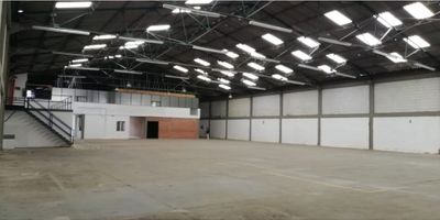 Capacidad de carga eléctrica de 112 Kva
Área Lote 1.692 m², Área bodega 1.057 m², oficinas 190 m², área de parqueo 317 m²
Mezanine 64 m², Área total 1.966 m²

Arriendo excelente bodega ubicada en estratégico sector de Álamos, en zona industrial y comercial. Cuenta con un área total construida de 1.966 m², de los cuales son 1.000 m² de área libre de bodegaje en doble altura. Área de oficinas, mezanine y servicios de 650 m², zona de parqueo 316 m² con cerramiento. Carga eléctrica de 112,5 Kva. Acceso para tractomulas con portón de doble altura.

Actualmente se encuentra rentando $25.000.000
