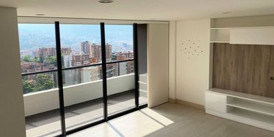 Apartamento en arriendo en unidad cerrada con facil acceso desde la via principal, entorno muy tranquilo, campestre y de poco flujo vehicular. Rutas de transporte publico. Piso en madera, dos niveles, puerta de seguridad, sala y comedor independiente, 3 alcobas con baño en cada una, cocina integral abierta tipo americano, alcoba y baño de servicio, balcon y parqueaderos cubiertos. Piscina, gym, sauna, parque infantil, jacuzzi social, zonas verdes, vigilancia 24 horas, citofonia y circuito cerrado de tv. *Inmuebles sujetos a verificación de disponibilidad.*