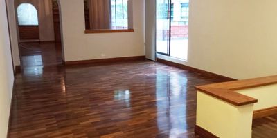 Apartamento en arriendo en unidad cerrada. facil acceso por la principal y cerca a servicios complementarios. Calle tranquila, de poco flujo vehicular y transito de solo residentes. Piso en madera, puerta de seguridad, sala y comedor independiente, estudio, 3 alcobas con baño en la principal, cocina integral cerrada, alcoba y baño de servicio, terraza y parqueaderos en area descubierta. Piscina, cancha de squash, amplias zonas verdes, vigilancia 24 horas, citofonia y circuito cerrado de tv. *Inmuebles sujetos a verificación de disponibilidad.*