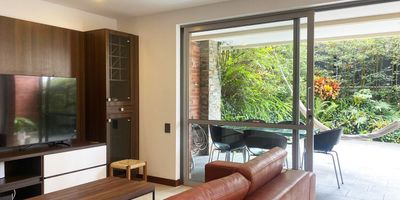 Casa amoblado en arriendo en unidad cerrada, sector de ambiente campestre, tranquilo y de poco flujo vehicular. Piso en ceramica, dos niveles, sala comedor, estar de tv, 3 alcobas con baño en cada una, cocina integral abierta tipo americano, alcoba y baño de servicio, y parqueaderos. Piscina, salon social, parque infantil, vigilancia 24 horas, citofonia y circuito cerrado de tv. Inmuebles sujetos a verificación de disponibilidad.