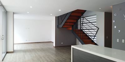 Casa en venta en sector tranquilo, campestre, de poco flujo vehicular. Piso en madera, tres niveles, sala y comedor independiente, estudio, biblioteca, estar de tv, 3 alcobas con baño en la principal, cocina integral abierta tipo americano, alcoba y baño de servicio, balcon, terraza, jardin y parqueaderos cubiertos. Cuenta con salon social, parques infantiles, zonas verdes, vigilancia 24 hrs, citofonia y circuito cerrado de tv. *Inmuebles sujetos a verificación de disponibilidad.*