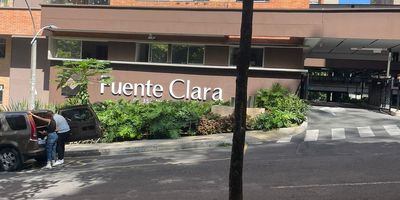 Se arrienda hermoso apartamento en Sabaneta en unidad cerrada  (Fuente Clara), dotado con piscina, salon social, sauna, jacuzzi, gimnasio, vigilancia privada, placa polideportiva, porteria, ducha hidromasajes.
Habitacion principal con Vestier y las otras dos cada una con closets, Estudio.
Cerca a zonas comerciales, residenciales y estacion del metro.