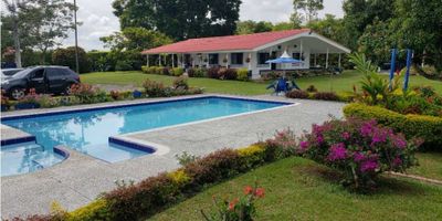 Un sitio lleno de tranquilidad, naturaleza e ideal para recargarse de energía y lo mejor, a 5 minutos de la Ciudad.

Esta privilegiada finca de aproximadamente una cuadra, en su mayoría es plana

Cuenta con cancha múltiple, kiosco bbq, kiosco de billar, salón con turco y  una agradable piscina.

Además, tiene casa de agregado, casa de habitación con 4 alcobas y una hermosa zona verde con árboles frutales, huerta y jardines.

Es un sector en desarrollo, razón por la cual, el lote también es ideal como inversión, para futuros proyectos. También aplica para alquilar a través de air b n b o temporadas cortas.

 

 

 
