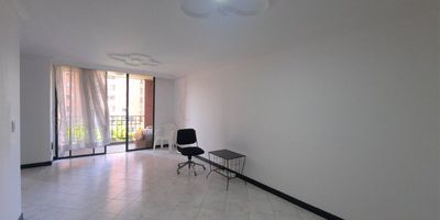 Codigo 22726. Apartamento en arriendo ubicado en Medellin sector SuramericanaApartamento en unidad cerrada com vías de acceso por carrera 65, Avenida Regional y calle Colombia; en inmediaciones de la unidad deportiva Atanasio Girardot, zona de desarrollo mixto y de fácil acceso a transporte público. Cerca a: almacenes éxito, supermercados, droguerías, depósitos y biblioteca pública piloto.Descripción general: 3 habitaciones, 1 vestier, 2 closet, 3 baños, Salon - comedor, Cocina abierta integral, Biblioteca o estudio, Zona de ropas, Balcón y Servicios públicos.La unidad cuenta con Portería 24 horas, Parque infantil, Cancha, Salón social, Piscina para adultos, Piscina para niños, Turco, Zonas verdes, Zona de mascotas y Parqueadero de visitantes.