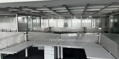 Oficina tipo dúplex en venta, excelente sector en Guayabal, buenas vías de acceso, rutas de transporte, cuenta con un área de 735 m2,    cocineta, 8 baños oficina, cableado, puestos de trabajo, red eléctrica e iluminación, 3 ascensores 2 de carga y 1 de pasajeros, Ubicada en centro empresarial, para empresas y coworking, seguridad 247 Código Abad Faciolince OFI957. Mauricio Correa 3127578505