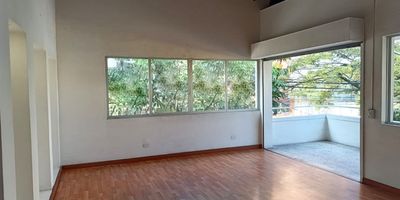 Local independiente en arriendo cerca a restaurantes, rutas de transporte publico y servicios complementarios. Piso en madera, 4 espacios, baños, cocineta, cableado de red, energia monofasica, red de gas y vitrina. *Inmuebles sujetos a verificación de disponibilidad.*