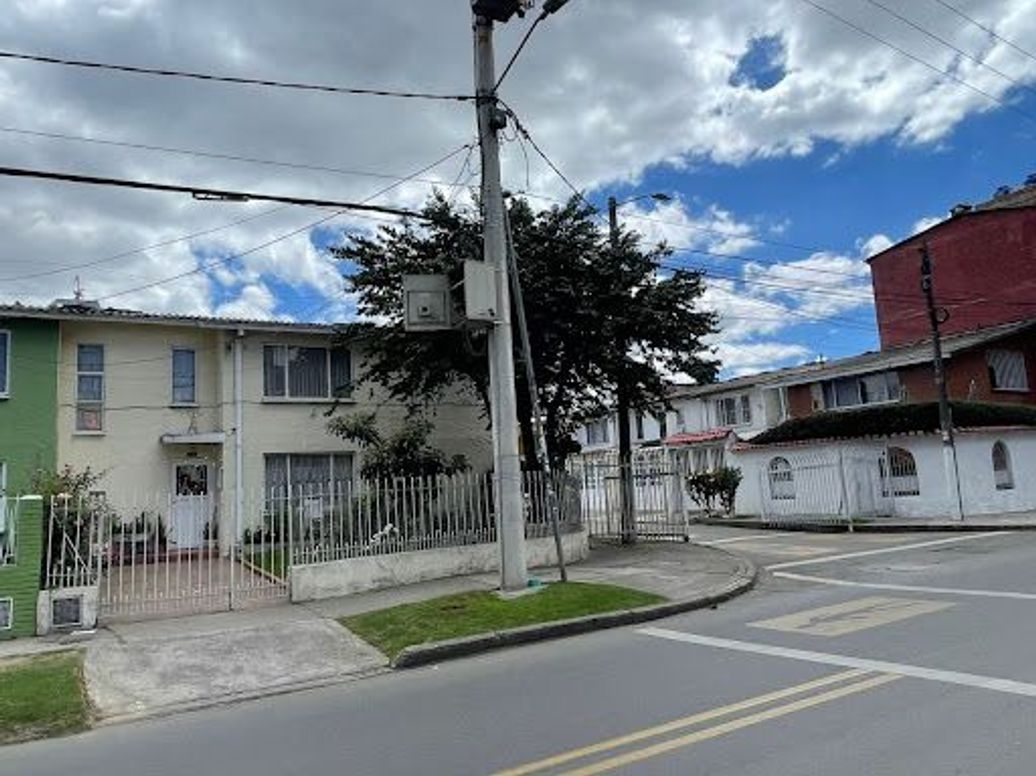 Casa de 5 alcobas en venta en Ciudad Kennedy, Bogotá, 227 m² · foto 2 de 17