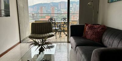 Apartamento ubicado en el sector de Provenza, cuenta con facilidad de acceso a la avenida el poblado y rutas de servicio público, ya que su ubicación es muy estratégica.  Esta cerca de la clínica Medellín del Poblado, Centro comercial San Fernando Plaza, Provenza, Parque lleras, centro comercial Vizcaya, mall pinar del rio y parque del Poblado.