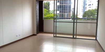 Apartaestudio en arriendo en unidad cerrada con facil acceso desde la Av principal, centro comercial, supermercados, restaurantes, servicios complementarios. Piso en baldosa y madera, sala comedor, 1 alcoba con baño privado, baño social, cocina integral abierta tipo americano, balcon y parqueadero cubierto. Conjunto cerrado, ascensor, piscina, gym, salon social, sauna, turco, parque infantil, placa polideportiva, cancha de squash, zonas verdes, vigilancia 24 horas, citofonia y circuito cerrado de tv. *Inmuebles sujetos a verificación de disponibilidad.*