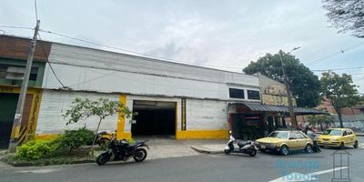 Se ofrece en venta un lote que comprende tres propiedades independientes, con un área total de 385m². Esta oferta se encuentra ubicada en un sector de alta demanda, cercano a la Universidad de Antioquia, específicamente en la zona de la calle Leon 13, con fácil acceso a la Ruta N y al Jardín Botánico.

La distribución de estas propiedades consta de tres locales comerciales, cada uno con matrícula independiente. El primer local cuenta con un espacio de 235m², el segundo con 150.73m² y el tercero, ubicado en el segundo piso, dispone de 93.39m².

Esta oportunidad de inversión representa una excelente opción para aquellos interesados en adquirir propiedades comerciales en una zona estratégica y de gran afluencia, ideal para diversos tipos de negocios.