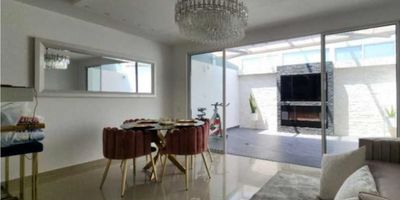 VENDO CASA DE LUJO ubicada en Ciudad Country. conjunto destacado por su tranquilidad, seguridad y un ambiente campestre envidiable.Esta casa con completa remodelación, ejemplifica la fusión del estilo- el lujo y la modernidad, junto con elementos de alta calidad y ni hablar del exquisito gusto estético. Cada detalle ha sido seleccionado para crear un hogar que ofrezca confort y elegancia.
 Distribución:Primer Piso:Parqueadero Baño Social Cocina Integral Zona de Oficios Sala Comedor Patio con techo corredizo Segundo Piso:Habitación principal con closet y baño  dos habitaciones auxiliares, cada una con closet Baño de alcobas Zonas Comunes: El conjunto  enriquece tu estilo de vida, incluyendo piscina, áreas de juegos infantiles y amplios espacios verdes donde podrás disfrutar de la naturaleza.  Info: Fernanda Bastidas 3188759735