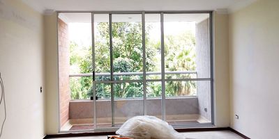 Apartamento en arriendo unidad cerrada ambiente muy campestre, lejos del ruido y tranquilo por su cercanía al Parque cultural y natural, fácil acceso. Piso en porcelanato y madera laminada, puerta de seguridad, sala comedor, estar de tv, 2 alcobas con baño en la principal, cocina integral abierta tipo americano, balcon y parqueadero cubierto. Piscina, gym, salon social, parques infantiles, placa polideportiva, zonas verdes, vigilancia 24 horas, citofonia y circuito cerrado de tv. Inmuebles sujetos a verificación de disponibilidad.*