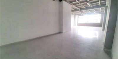 Codigo 22748. Bodega en arriendo ubicada en Medellin sector BelenCerca a: Bancolombia, Davivienda, Clínica Las Américas , Iglesia de San Bernardo, Tiendas D1, Parque de Belén, Unidad deportiva de Belén y Centro comercial Los Molinos.Bodega con una altura de 4 metros.Cuenta con: Puerta peatonal, Cocineta, Baño común, Tipo de energía: Trifasica, Capacidad eléctrica: 35 kva y con pisos de concreto reforzado.