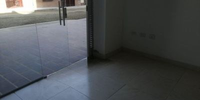 Local en arriendo en La Ceja, Antioquia. Este local, situado en el primer piso y con 16 m² de área construida y privada, se encuentra estratégicamente en el sector hospital. Cuenta con 1 baño y una práctica cocineta, ideal para establecer su negocio. Su ubicación en La Ceja, Estrato 4, ofrece visibilidad y fácil acceso a servicios. El canon de arriendo es de $1.200.000. Para más información o para visitar este local, contáctenos por WhatsApp, solicite que le contactemos o consulte nuestros teléfonos.