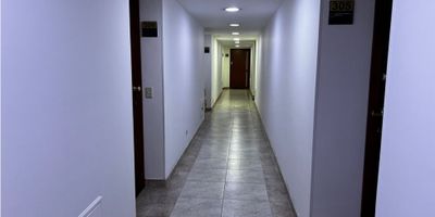 Area 48 mts, vendo oficina remodelada, tercer piso, dos espacios cerrados,  zona pequeña para dos o tres  puestos de trabajo. Cocineta, baño y un parqueadero, ascensor, parqueadero cubierto, vigilancia, apts - c- dos 
