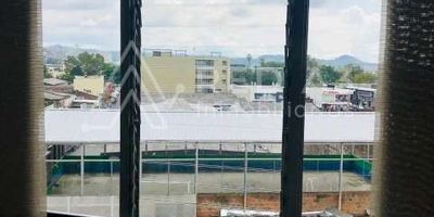 Apartamento amplio, ubicado en zona de mayor circulación de la ciudad, sector en la zona centro, ubicado a 200 metros aproximadamente de la Plaza de Bolívar- plaza principal de la ciudad, con una excelente iluminación y panorámica, ya que se encuentra en un piso alto, con acceso a servicio de transporte, en su entorno están, centros comerciales,   parques, restaurantes etc., totalmente remodelado.

Excelente ubicación en la zona Centro de Pereira