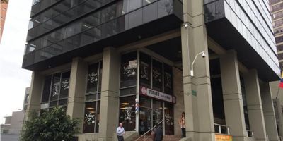 Ofrecemos en arriendo oficina ubicada en piso 15, excelentes espacios, cuenta con dos oficinas privadas, sala de juntas, cocineta, recepcion abierta, baño privado, garaje privado. Iluminacion natural.
