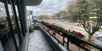 Edificio esquinero en Venta sobre vía principal de Cuba - Pereira. Cuenta con un área de 443m2, son 3 apartamentos de 160mtrs aproximadamente cada uno, en el 2 y 3 piso, sin ascensor, compuestos de  4 habitaciones, 3 baños, Cocina Semi-Integral, Sala y Comedor Independientes, Calentador a Gas, Zona de Ropas, Habitación del Servicio, Balcón, Terraza, Patio. No cuenta con garaje.