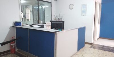 Casa comercial independiente en arriendo cerca a centros comerciales, parques, restaurantes, supermercados, rutas de transporte publico y una gran variedad de servicios complementarios. Piso en baldosa, 8 espacios, baños, dos niveles, cocineta, patio, cuarto util y parqueaderos lineales cubiertos. Cuenta con una bodega de 74M2, con muelle de carga, y puerta NPR. *Inmuebles sujetos a verificación de disponibilidad.*