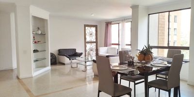 Apartamento en arriendo en unidad cerrada cerca a centro comercial y multiples servicios complementarios, facil salida a la principal. Piso en ceramica, puerta de seguridad, sala y comedor independiente, estar de tv, 3 alcobas con baño en la principal, jacuzzi, cocina integral abierta tipo americano, alcoba y baño de servicio, y parqueaderos paralelos cubiertos. Parque infantil, zonas verdes, vigilancia 24 horas, citofonia y circuito cerrado de tv. *Inmuebles sujetos a verificación de disponibilidad.*