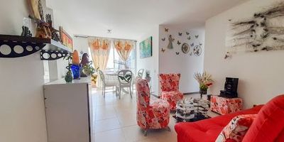 Apartamento en unidad cerrada, ubicado en el sector Suramérica, con una excelente vista, no le da el poniente. La unidad ofrece una completa variedad de comodidades como piscina, gimnasio, sauna, salón social y cancha. El apartamento consta de 3 habitaciones, 2 baños, 2 balcones, parqueadero y cuarto útil.