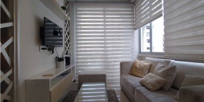 Hermoso y moderno Apartaestudio con excelente vista. Excelente distribución, fresco y con una hermosa vista.El condominio cuenta con circuito cerrado y vigilancia privada veinti cuatro horas, ascensor, piscina, gimnasio , jacuzzi, salón social y un parqueadero cubierto y tambien parqueadero para visitante. El valor de arriendo incluye la Administracion.El apartaestudio posee sala comedor, cocina integral, área de labores, una alcoba con baño inlcuido y balcón, esta completamente amoblado, su decoracion es acogedora y moderna especial para hacerte sentir como en casa. Contactame Para obtener una mejor atención, las visitas deben ser programadas con cita previa