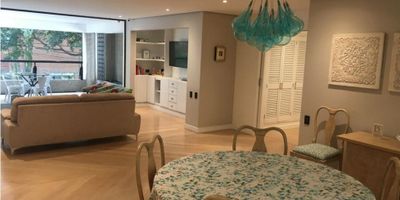 Este apartamento ofrece una combinación de comodidades modernas, espacios bien distribuidos y amenidades adicionales, lo que lo convierte en una opción atractiva para aquellos que buscan un lugar cómodo y seguro para vivir.

Tiene un area de 225 m2 distribuidos en una hermosa cocina abierta, con isla; Sala y comedor independientes; Balcón; 3 alcobas, cada una con baño y la alcoba principal con walk in closet y balcón independiente; Baño social completo; Cuarto de empleada con baño; Zona de ropas. Tiene
2 parqueaderos independientes y cuarto útil.

La Unidad cuenta con: Piscina climatizada para adultos y niños , Solárium con vista a la ciudad, Sauna y turco, Gimnasio, Parque infantil con juegos, 2 ascensores. Portería 24 horas, CCVT, Parqueadero de visitantes, Parqueadero cubierto de motos para uso exclusivo de los propietarios.

Información adicional: Son 20 apartamentos en total., 4 apartamentos por piso, independientes y sin compartir muros con otros apartamentos.

Años de construcción 25 años
Valor admon 2024 $1.323.000 
Valor predial 2023 $1.490.000
Avalúo catastral $614.000.000
 
