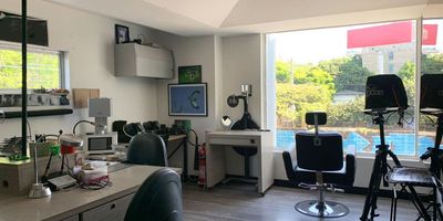 Oficina independiente en arriendo cerca a centros comerciales, supermercados, restaurantes, vias principales, rutas de transporte publico y servicios complementarios. Piso en madera, 7 espacios, baños, dos niveles, cocineta, cableado de red, techo cielo raso, aire acondicionado central, divisiones en vidrio, area de recepcion y terraza. Cuenta con bahia de parqueo. *Inmuebles sujetos a verificación de disponibilidad.*