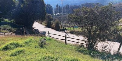 Lote en buena ubicación ,acceso privado ,cerca a colegio alcaparros,hacienda el lago club,cuenta con licencia de construcción.