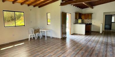 Casa independiente para uso residencial en arriendo en sector campestre, tranquilo, y poco flujo vehicular. Piso en ceramica, dos niveles, sala y comedor independiente, 5 alcobas con baño en la principal, cocina integral abierta, terraza, jardin y parqueaderos independientes cubiertos. Cuenta con baño turco, zona bbq, porton y circuito cerrado de tv. *Inmuebles sujetos a verificación de disponibilidad.*