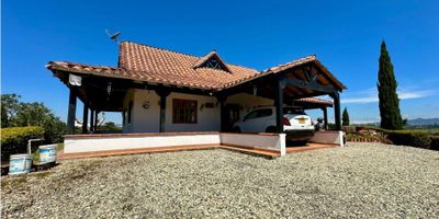 Gran oportunidad, con facilidad para negociar. Se trata de una finca en venta en El Carmen de Viboral ubicada en la vereda Cristo Rey, sector extrategico de Antioquia, rodeada de naturaleza y paisajes impresionantes. Con una superficie de terreno de 1200 M2, esta propiedad ofrece un excelente espacio para vivir en medio de la tranquilidad y el aire puro de la zona campestre. Con 208 M2 de área construida, esta finca cuenta con todas las comodidades necesarias para disfrutar de la vida en el campo.

Esta hermosa y amplia finca tiene un total de tres habitaciones, lo que la hace perfecta para una familia que busca un lugar espacioso para vivir. Además, tiene dos baños completos, uno de ellos en la habitación principal, para mayor privacidad y comodidad. La cocina integral es perfecta para preparar deliciosos platillos y cuenta con doble ventana, lo que permite la entrada de luz natural y una vista panorámica del entorno.

Además de estas comodidades internas, la finca cuenta con un baño auxiliar y una zona de lavandería. En cuanto a las características externas, esta propiedad ofrece acceso confort con sus zonas verdes, lugar ideal para desconectarte del estres de la ciudad. 

En cuanto al área social, esta finca cuenta con amplios espacios, ideales para compartir en familia y organizar eventos sociales al aire libre. También cuenta con un hermoso jardín que brinda un ambiente de tranquilidad y relajación, rodeado de zonas verdes que permiten el contacto directo con la naturaleza. Esta propiedad es perfecta para una vivienda unifamiliar en medio de la naturaleza y la tranquilidad del campo del oriente Antioqueño.

¡No pierdas la oportunidad de adquirir esta hermosa finca en una de las zonas más privilegiadas de Colombia! Contáctanos para más información y agenda una visita para conocerla en persona. ¡Te enamorará a primera vista! ¡Haz de tus sueños una realidad con esta finca en El Carmen de Viboral!
