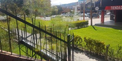 Excelente oportunidad: lote en venta en el reconocido barrio Santa Barbara Occidental, Bogotá. Con un área de 777 m² y ubicación esquinera, este terreno de 21x37 metros de frente ofrece gran potencial. La normativa de la UPZ 16 Santa Barbara sector 2 permite construir hasta 6 pisos de altura. Dispone de 5 parqueaderos y cuenta con 1 baño existente. La propiedad se encuentra en un sector con vigilancia, asegurando un entorno seguro. Ideal para desarrollos residenciales o comerciales en Cundinamarca, estrato 5. Precio de venta: $5,950,000,000. Le invitamos a conocer más detalles sobre este lote, puede contactarnos para obtener información vía WhatsApp, solicitar que le contacten o ver los números telefónicos.